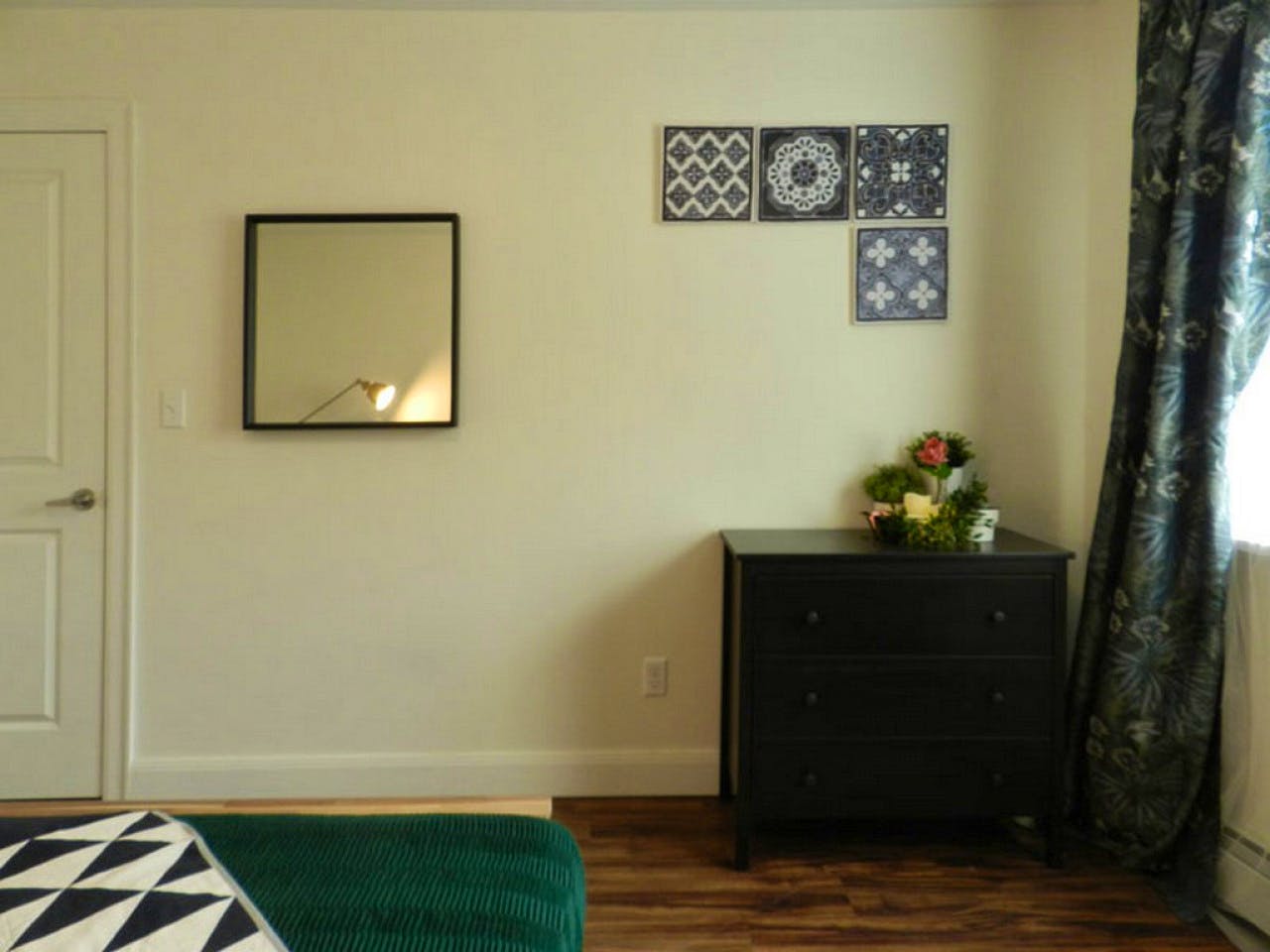 Room B - Cozy Urban Apt. w/ Workspace House - Gallery - 21