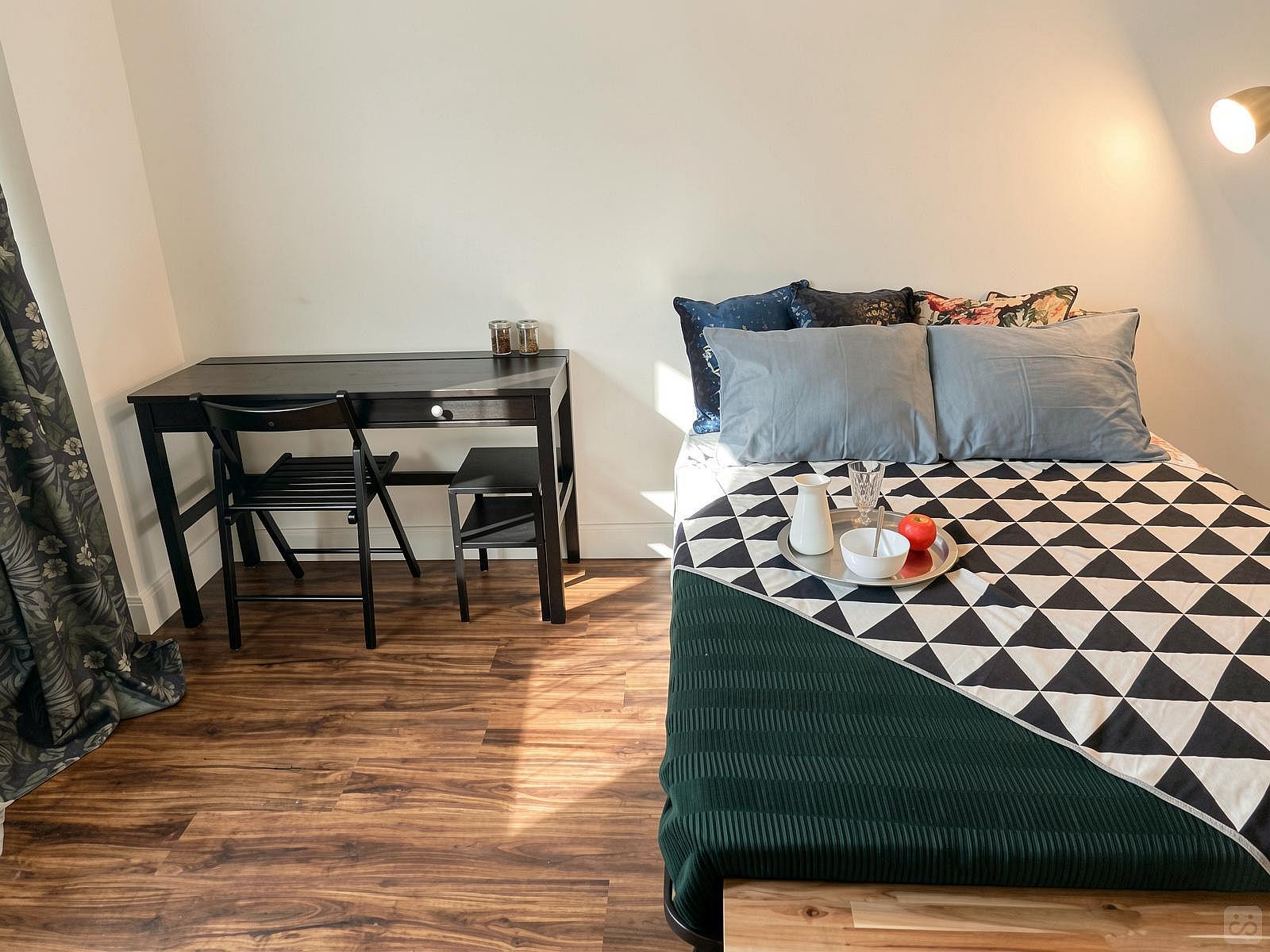 Room B - Cozy Urban Apt. w/ Workspace House - Gallery - 55