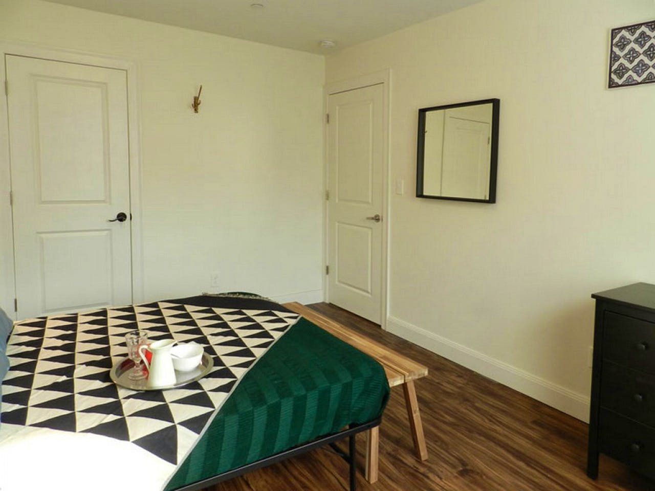 Room B - Cozy Urban Apt. w/ Workspace House - Gallery - 17