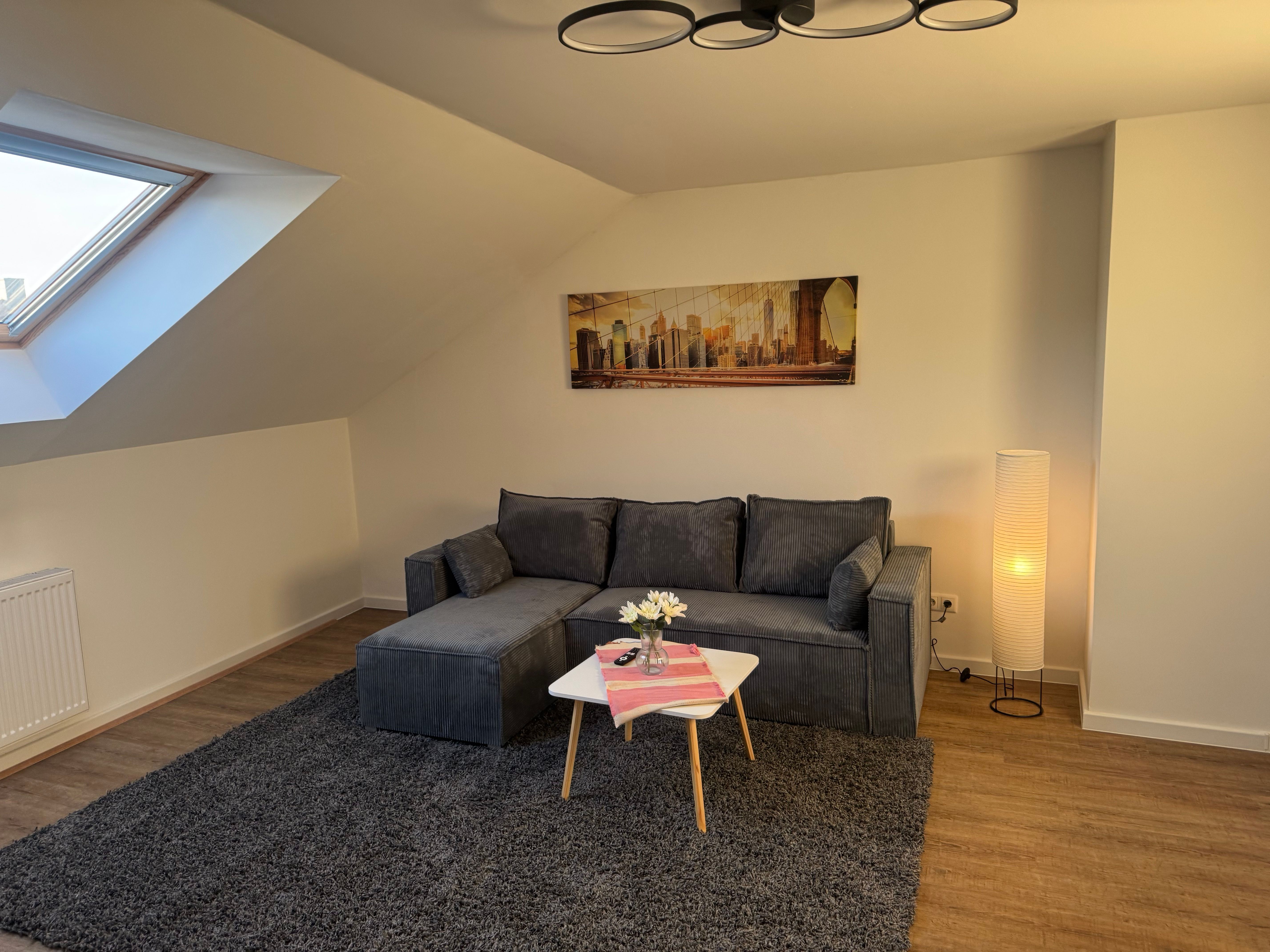 Charming 2 Bedroom Apartment With Parking - 8