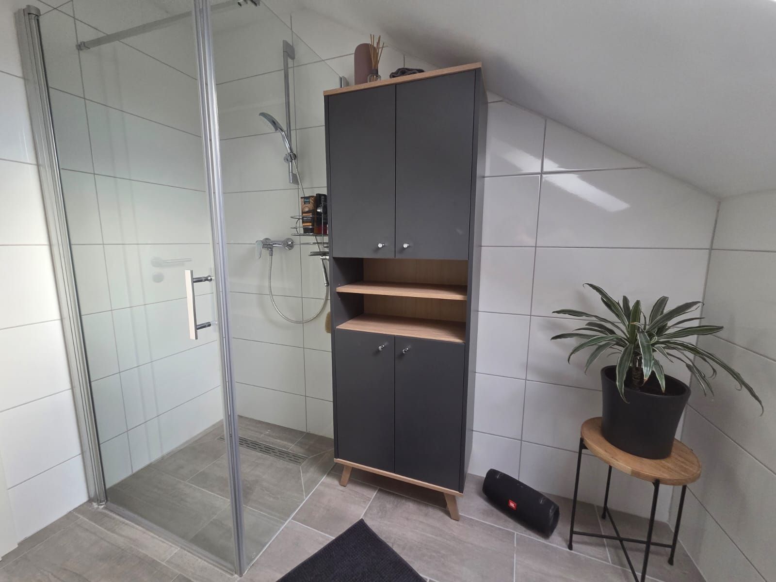Charming 2 Bedroom Apartment With Parking - 3
