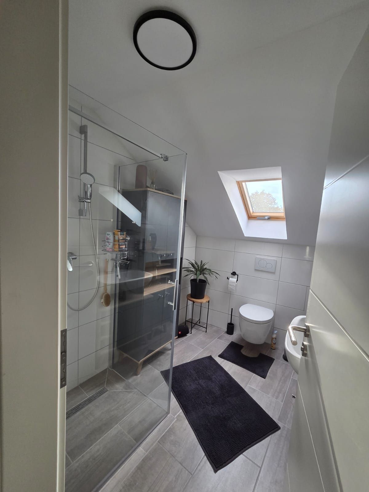 Charming 2 Bedroom Apartment With Parking - 4