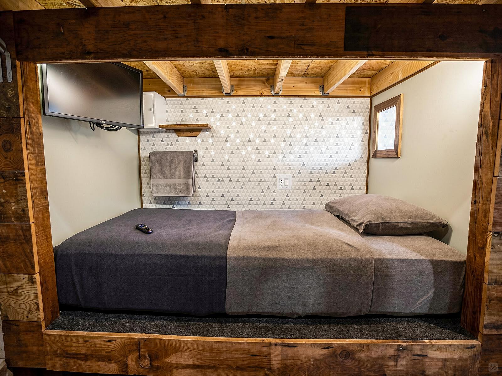 Bed In A 8-Bed Mixed Gender Room II - 23