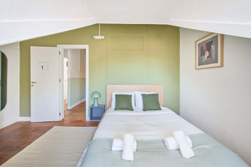 Room in a 5-bedroom apartment in Rua dos Poiais de São Bento , Lisboa