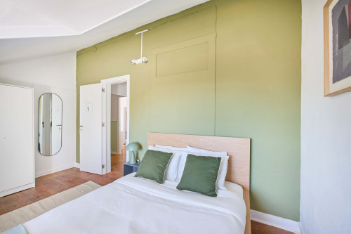 Room in a 5-bedroom apartment in Rua dos Poiais de São Bento , Lisboa