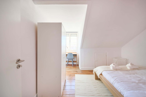 Room in a 5-bedroom apartment in Rua dos Poiais de São Bento , Lisboa