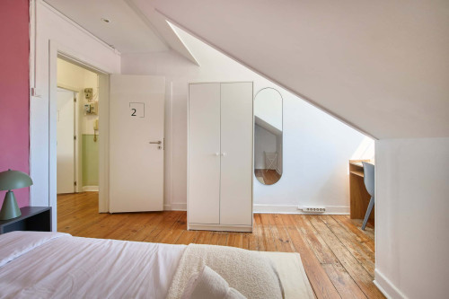 Room in a 5-bedroom apartment in Rua dos Poiais de São Bento , Lisboa