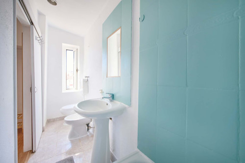 Suite Room in a 5-bedroom apartment in Rua dos Poiais de São Bento , Lisboa - Gallery - 9