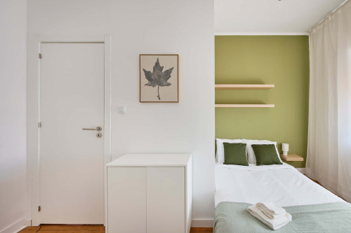 Suite Room in a 5-bedroom apartment in Rua dos Poiais de São Bento , Lisboa