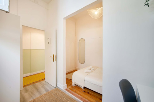 Room in a 5-bedroom apartment in Rua dos Poiais de São Bento , Lisboa