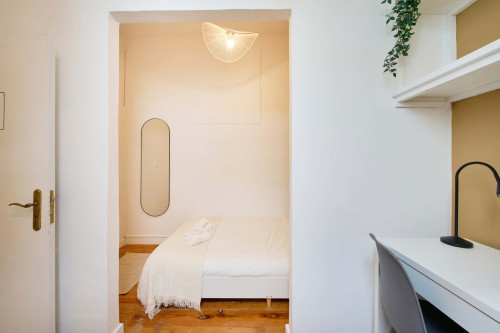 Room in a 5-bedroom apartment in Rua dos Poiais de São Bento , Lisboa