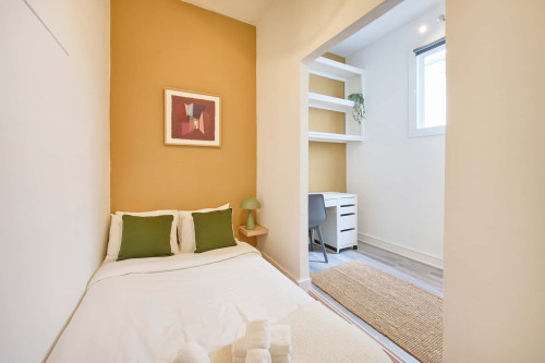 Room in a 5-bedroom apartment in Rua dos Poiais de São Bento , Lisboa