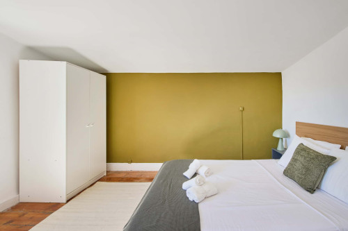 Room in a 5-bedroom apartment in Rua dos Poiais de São Bento , Lisboa