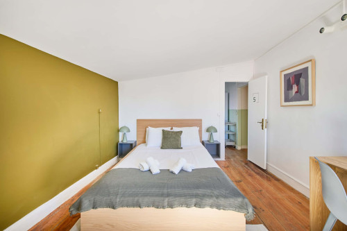 Room in a 5-bedroom apartment in Rua dos Poiais de São Bento , Lisboa