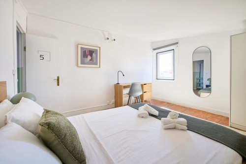 Room in a 5-bedroom apartment in Rua dos Poiais de São Bento , Lisboa