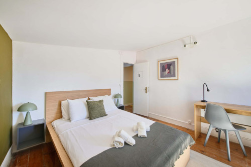 Room in a 5-bedroom apartment in Rua dos Poiais de São Bento , Lisboa