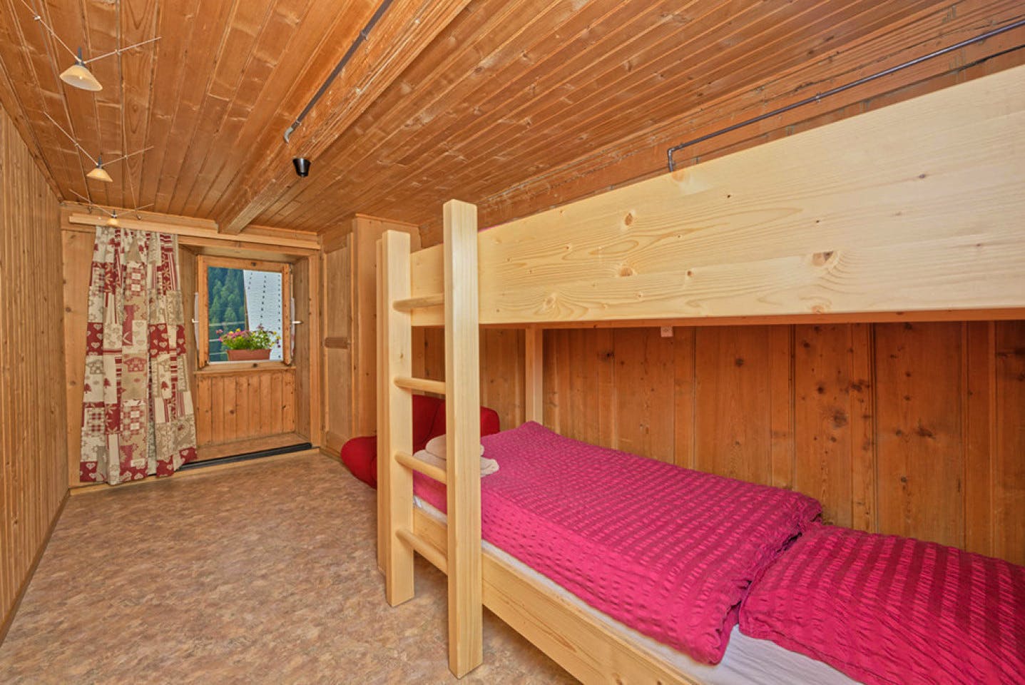  Bed In A 2-Bed Room (females Only)  -  Antique Lodge w/ Carnotzet + Infrared Sauna  - Gallery -  4
