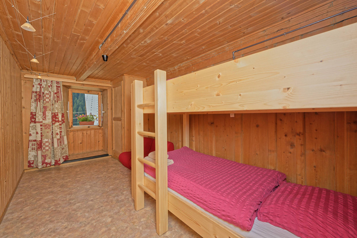  Bed In A 2-Bed Room (females Only)  -  Antique Lodge w/ Carnotzet + Infrared Sauna  - Gallery -  6
