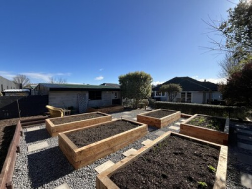 Active house with chickens! - Gallery - 9