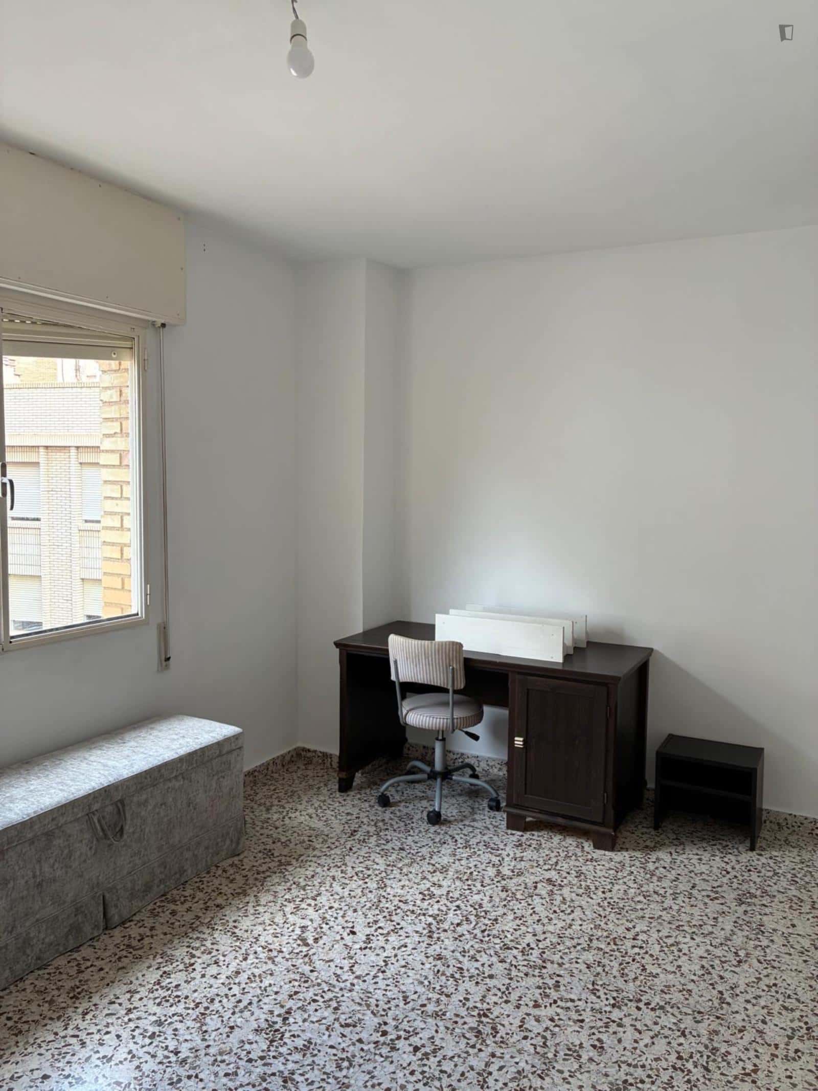 Room In Calle Vinader, Murcia For 120 M² With 4 Bedrooms - 1