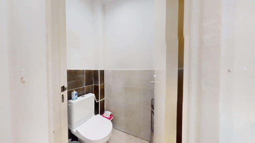 Room in Rue du Château de la Duchère, Lyon for 58 m² with 3 bedrooms