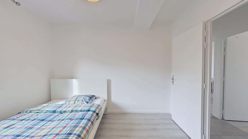 Room in Rue d'Elbeuf, Rouen for 78 m² with 3 bedrooms