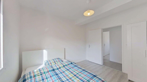 Room in Rue d'Elbeuf, Rouen for 78 m² with 3 bedrooms
