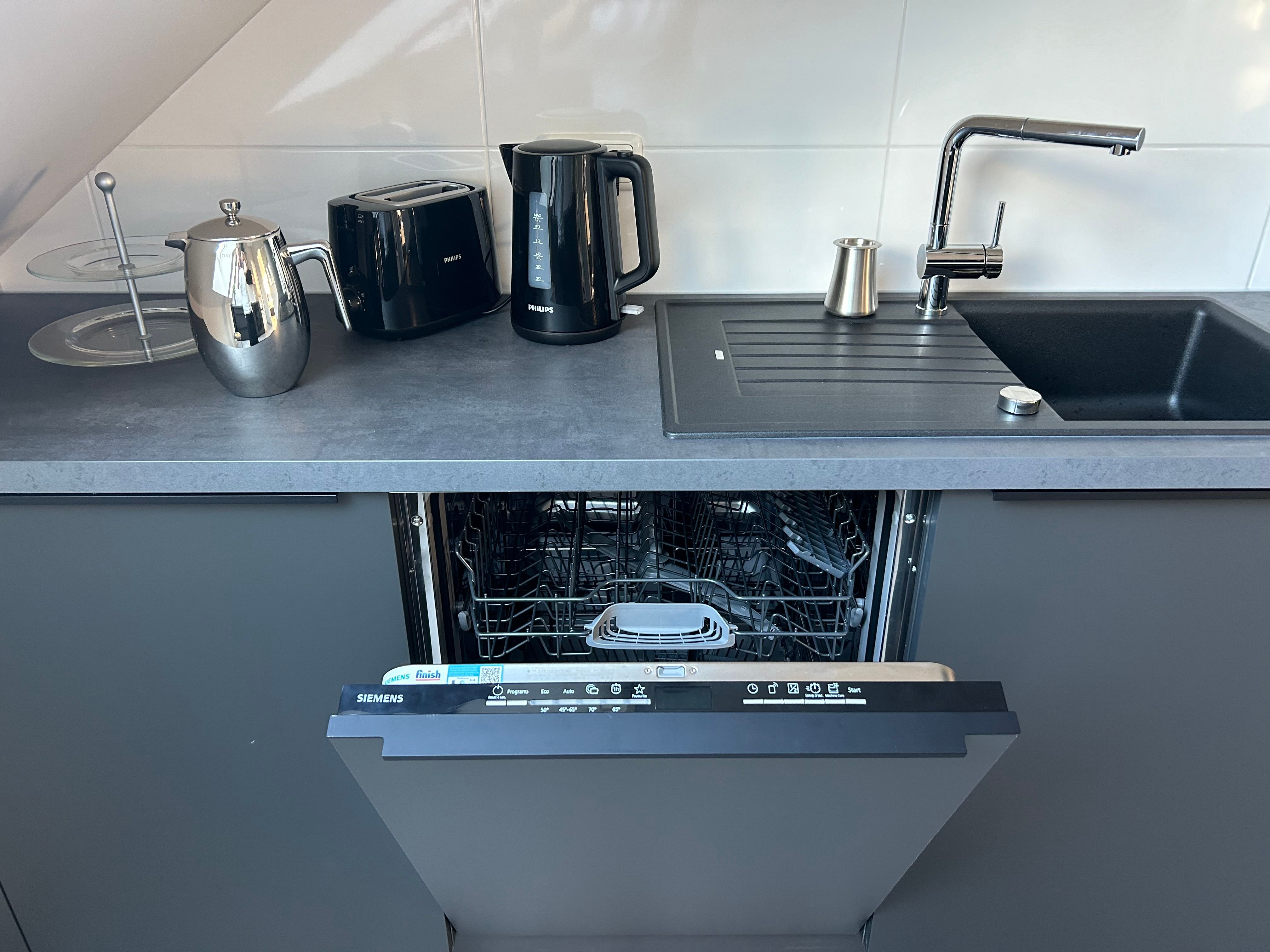 Stylish 2-Room Apartment | 90 M² | Dresden North | Parking & WiFi - 35