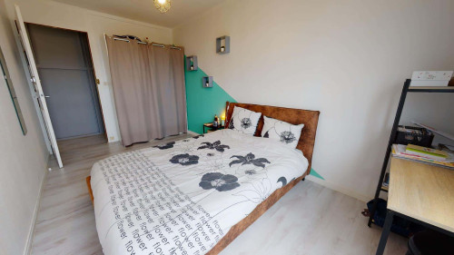 Room in Boulevard de l'Europe, Oullins-Pierre-Bénite for 82 m² with 3 bedrooms