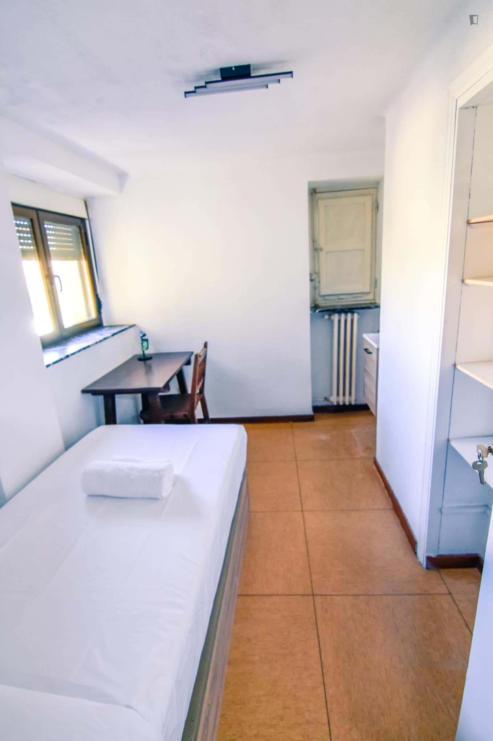 Room For 1700 M² With 36 Bedrooms - 1