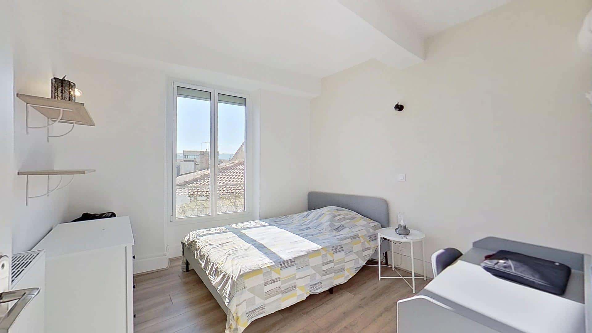 Room In Rue Saunière, Valence For 161 M² With 7 Bedrooms - 1