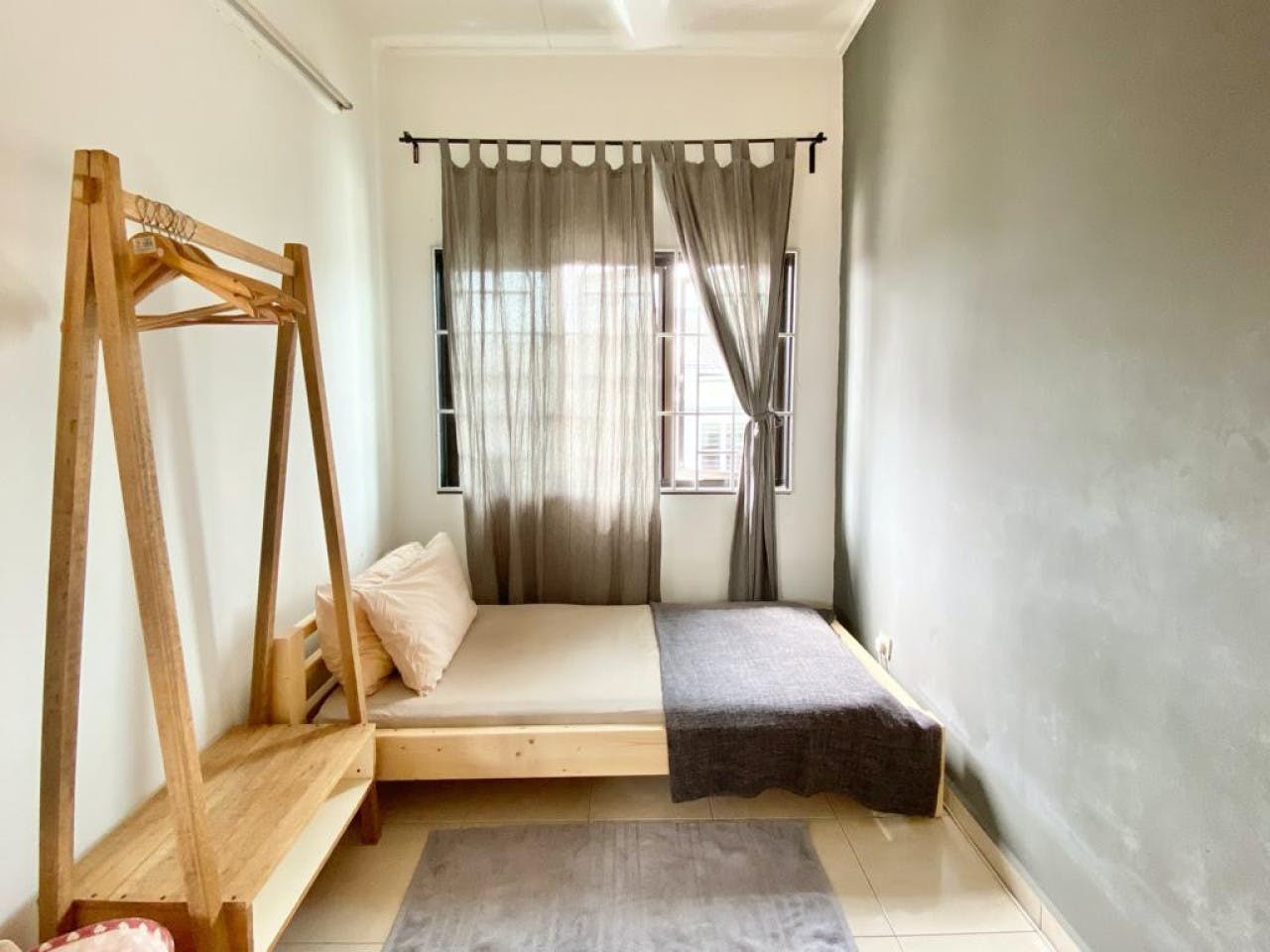  The Minimalist Room  -  Vibrant Boho Styled House w/ Coworking  - Gallery -  16