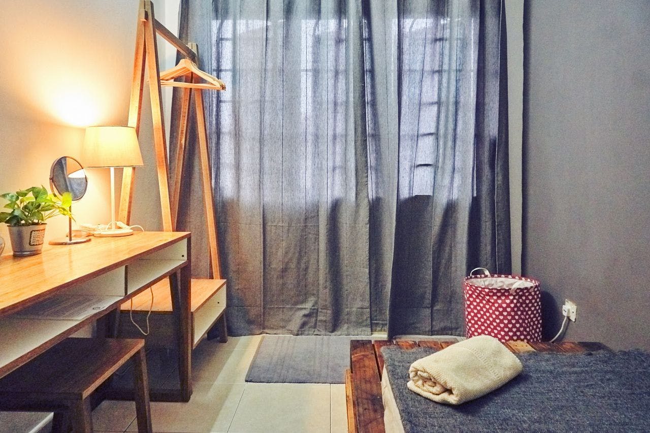  The Minimalist Room  -  Vibrant Boho Styled House w/ Coworking  - Gallery -  8