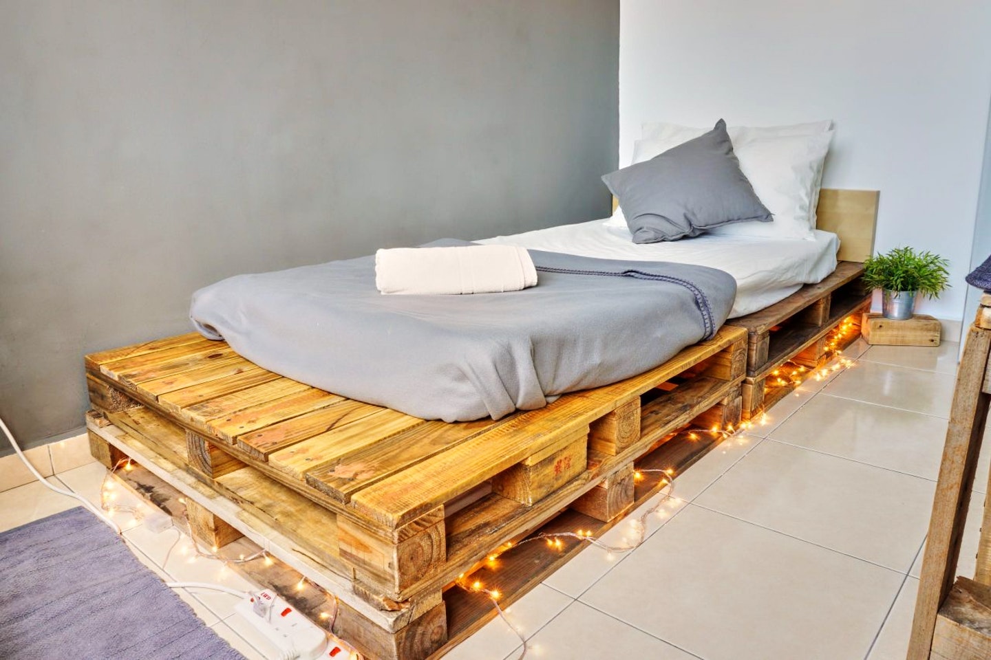  The Minimalist Room  -  Vibrant Boho Styled House w/ Coworking  - Gallery -  4