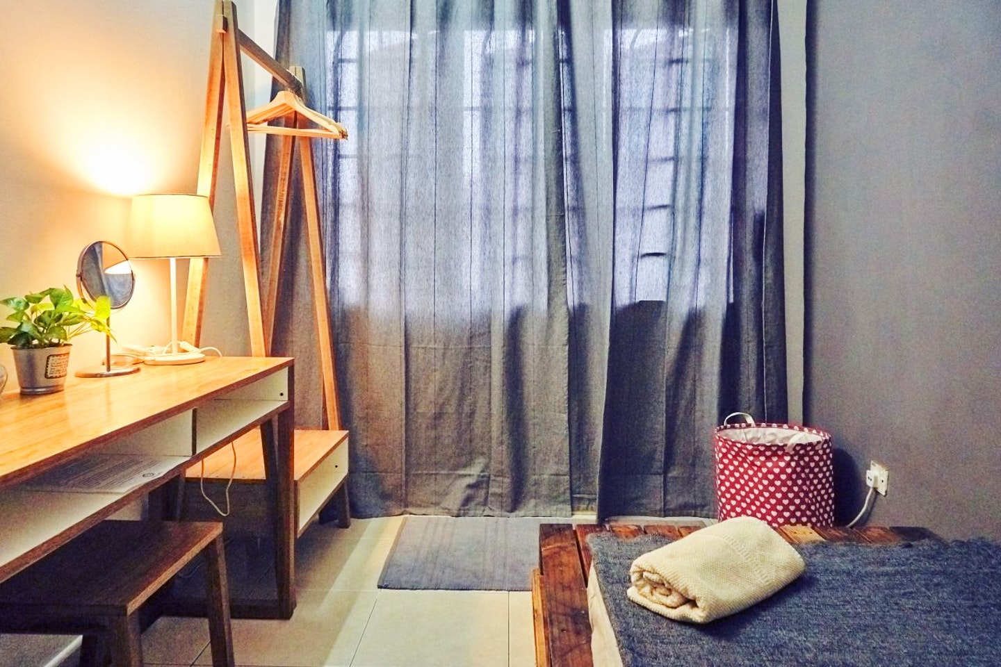  The Minimalist Room  -  Vibrant Boho Styled House w/ Coworking  - Gallery -  1