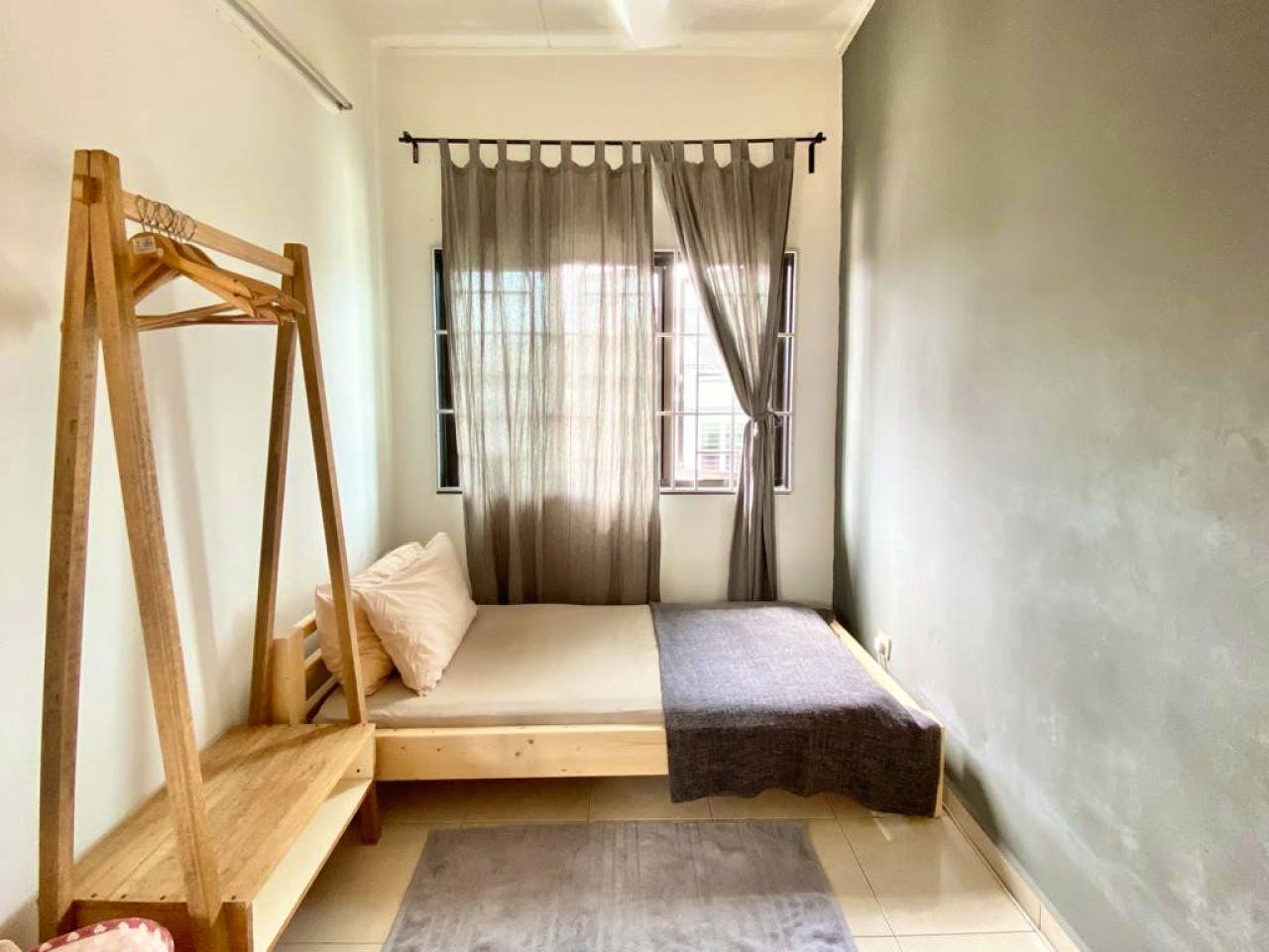  The Minimalist Room  -  Vibrant Boho Styled House w/ Coworking  - Gallery -  21