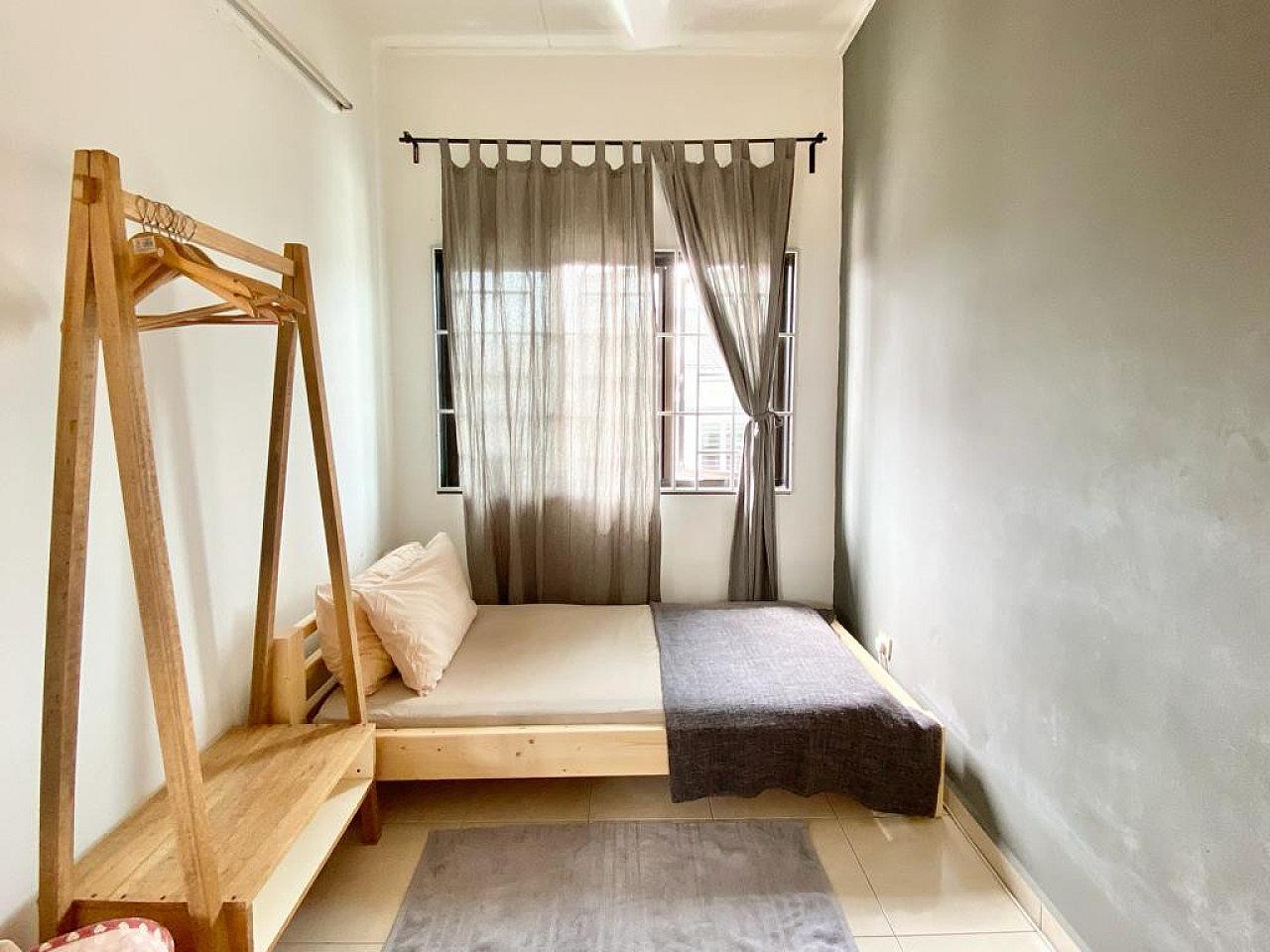  The Minimalist Room  -  Vibrant Boho Styled House w/ Coworking  - Gallery -  33