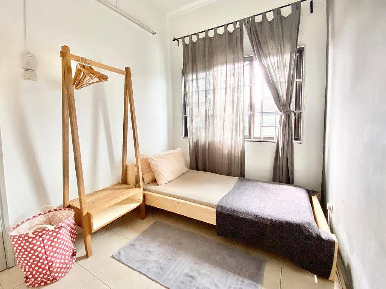  The Minimalist Room  -  Vibrant Boho Styled House w/ Coworking  - Gallery -  26