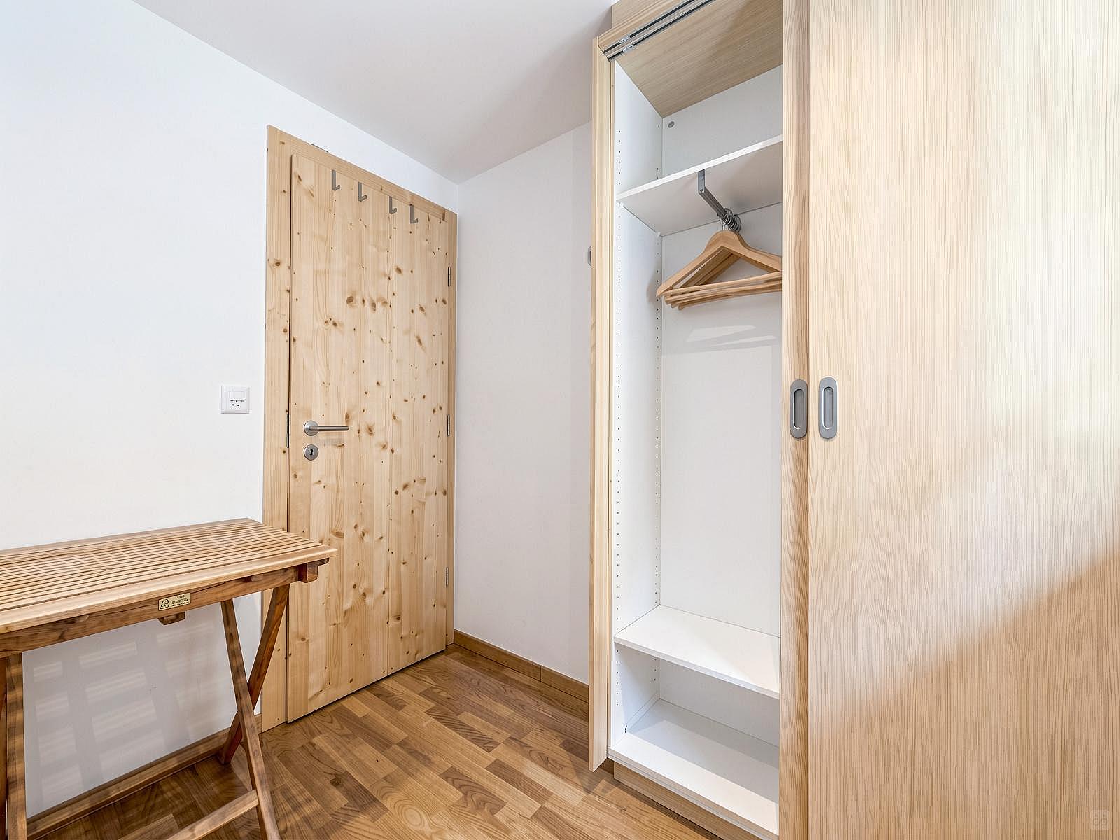 Single Room - Charming Chalet w/ Stunning Alps View w/ Coworking + Outdoor Areas - Gallery - 37