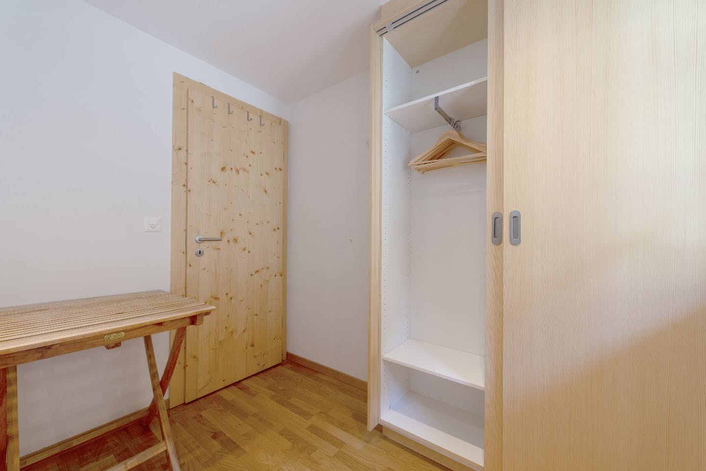 Single Room - Charming Chalet w/ Stunning Alps View w/ Coworking + Outdoor Areas - Gallery - 3