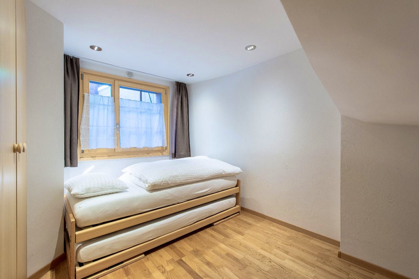Single Room - Charming Chalet w/ Stunning Alps View w/ Coworking + Outdoor Areas - Gallery - 17