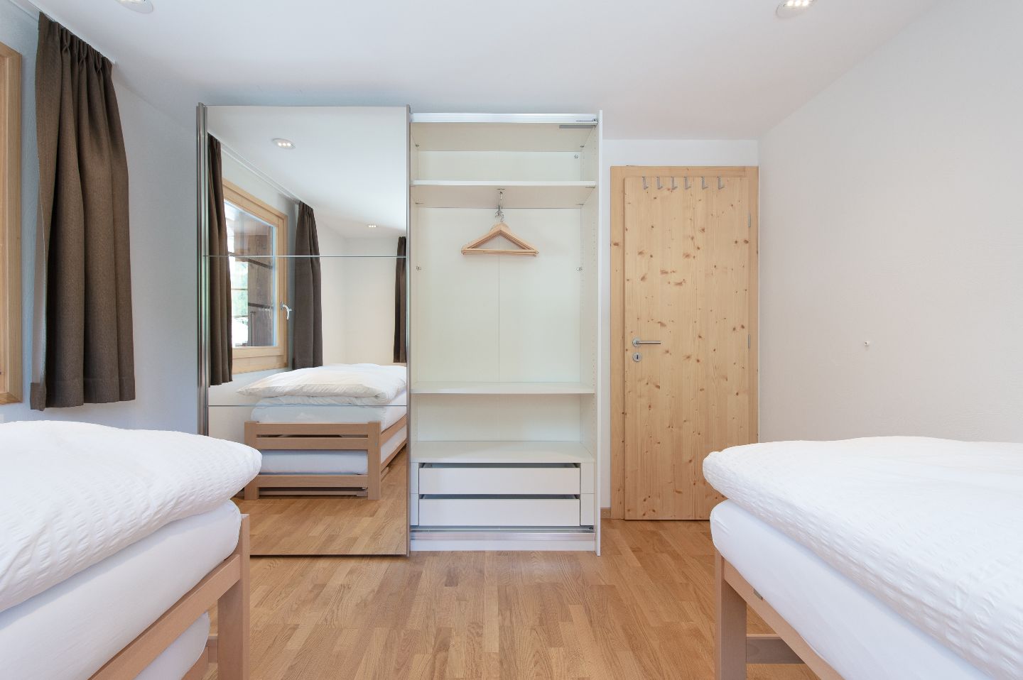 Twin Room - Charming Chalet w/ Stunning Alps View w/ Coworking + Outdoor Areas - Gallery - 20