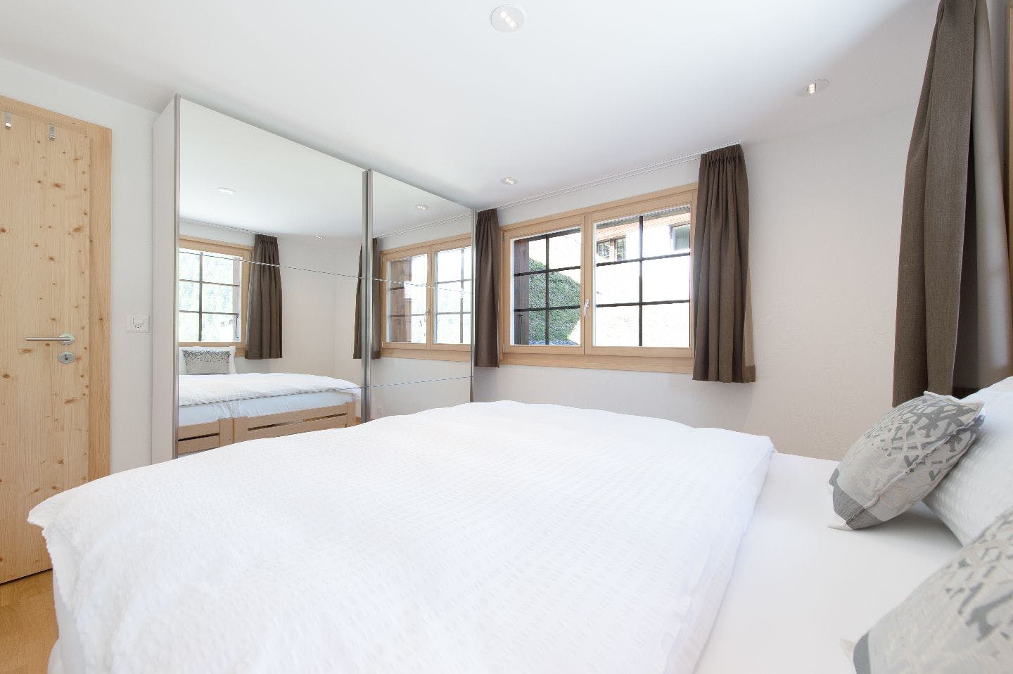 Double Room - Charming Chalet w/ Stunning Alps View w/ Coworking + Outdoor Areas - Gallery - 10
