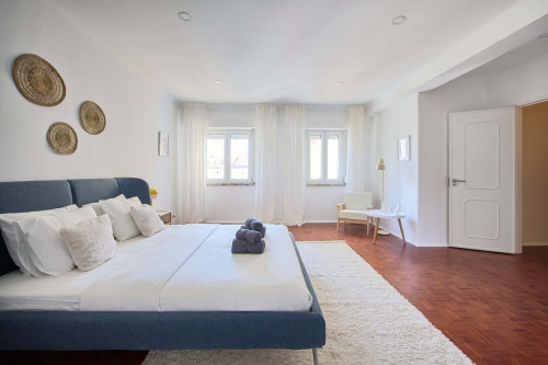 Room with private bathroom in a 4-bedroom apartment in Rua República da Bolívia, Lisboa - Room 1