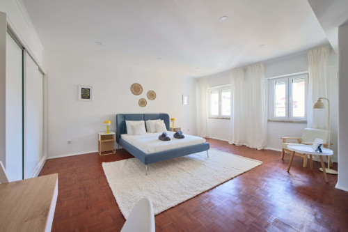 Room with private bathroom in a 4-bedroom apartment in Rua República da Bolívia, Lisboa - Room 1