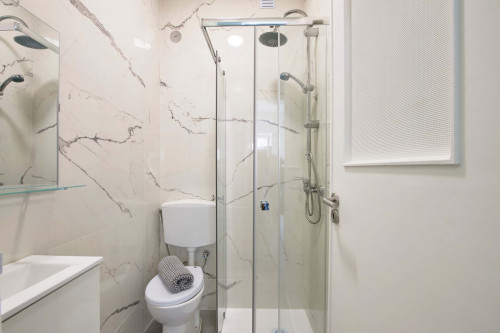 Room with private bathroom in a 4-bedroom apartment in Rua República da Bolívia, Lisboa - Room 1 - Gallery - 10