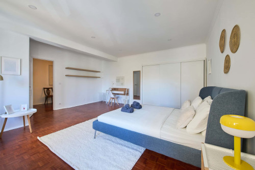 Room with private bathroom in a 4-bedroom apartment in Rua República da Bolívia, Lisboa - Room 1 - Gallery - 7