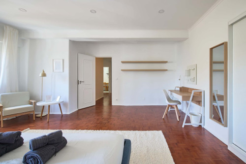 Room with private bathroom in a 4-bedroom apartment in Rua República da Bolívia, Lisboa - Room 1 - Gallery - 6