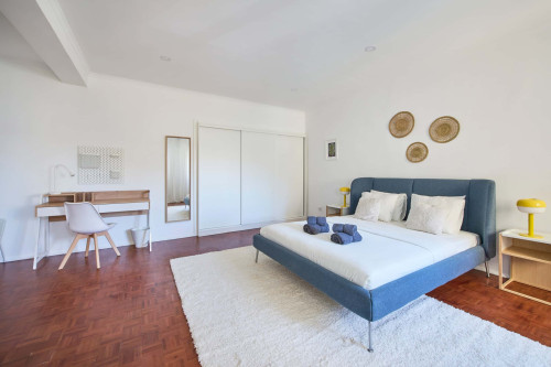 Room with private bathroom in a 4-bedroom apartment in Rua República da Bolívia, Lisboa - Room 1 - Gallery - 9