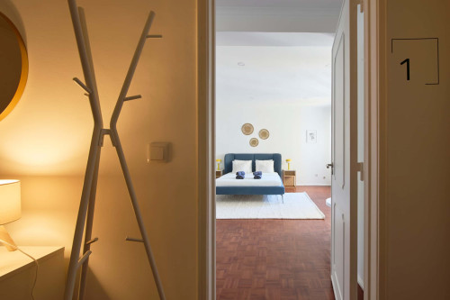 Room with private bathroom in a 4-bedroom apartment in Rua República da Bolívia, Lisboa - Room 1